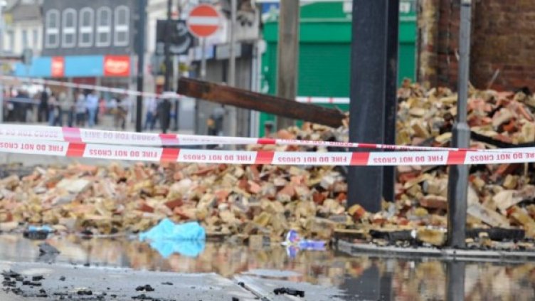 След размириците тоново боклук има по улиците на Лондон. Снимка: БТА