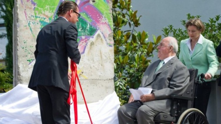 Кол и подаръкът му. Снимка: БТА