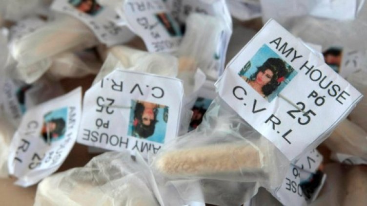 Част от откритата дрога с лика на Ейми. Снимка: Reuters