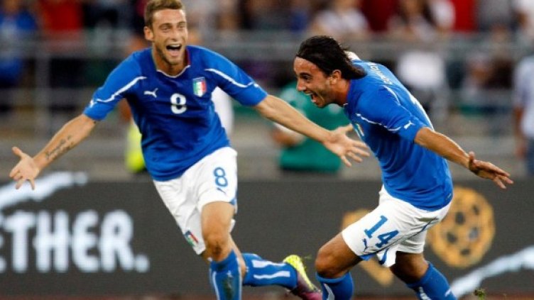 Алберто Акуилани (вдясно) се радва на вкарания гол със съотборника си Даниеле Де Роси.  Снимка: Reuters