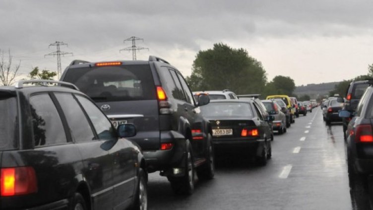 Колона от автомобили на входа на Бургас Снимка: Булфото