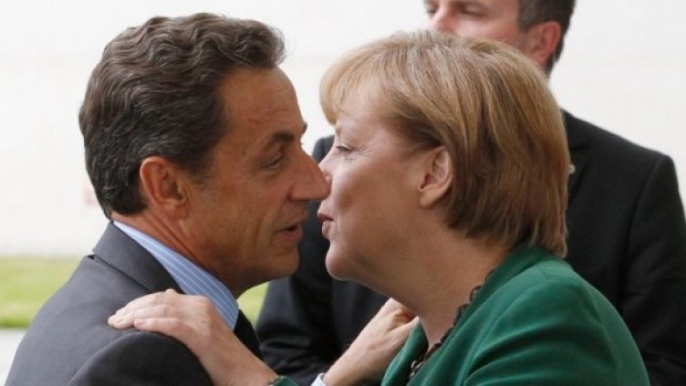 Какво ли мисли германският канцлер Ангела Меркел за целувките при работните си срещи? Снимка: Reuters