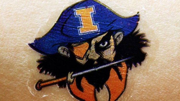 Замаскираха електроника с татуировка