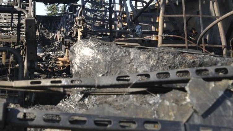 И автобусът, и колата са изгорели напълно. Снимка: архив Булфото