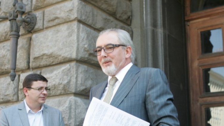 Местан пред ЦИК. Снимка: БТА