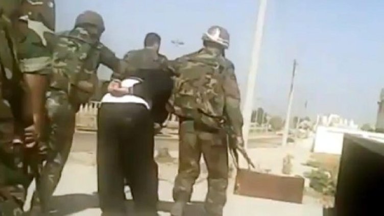 Сирийски войници арестуват мъж в град Хомс. Снимка: БТА