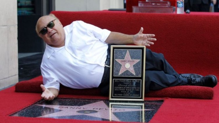 Дани де Вито с друго свое отличие - "Златна камера", получено през 2010 г в Берлин. Снимка: Reuters