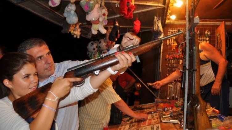 Калфин посети и панаира в Кула заедно с дъщеря си Биляна.  Снимка: БСП