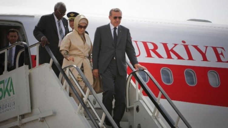 Ердоган и съпругата му слизат от самолета на летището в Могадишо. Снимка: Reuters