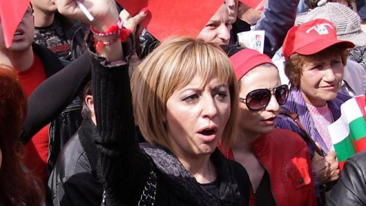 Мая Манолова сред червени симпатизанти. Снимка: Булфото