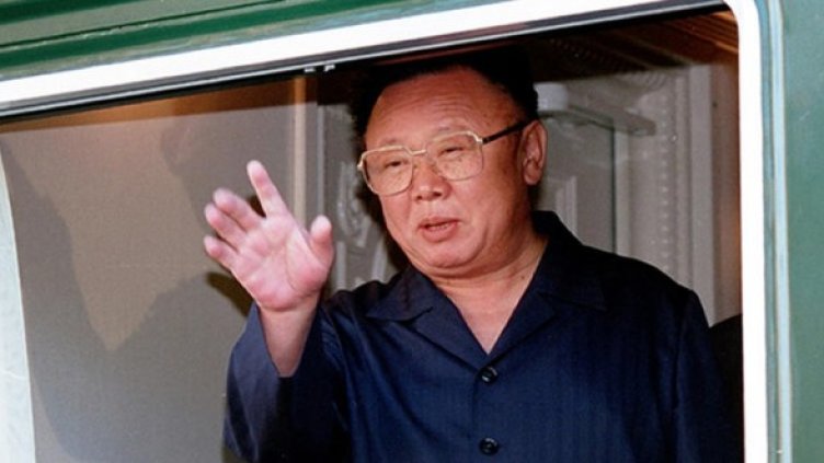 Ким Чен Ир маха от бронирания си влак. Снимка: Reuters