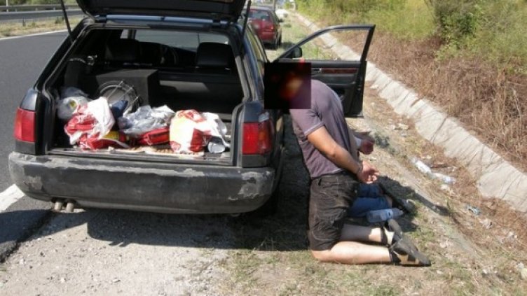 Двама от задържаните при "Борците". Снимка: МВР