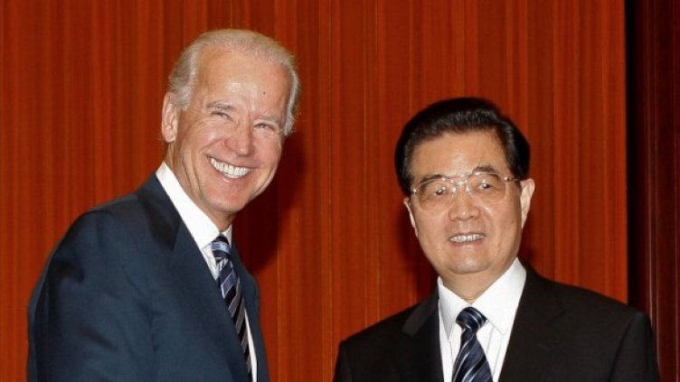 US вицепрезидентът Джо Байдън и китайският президент Ху Дзинтао преди срещата им в Голямата зала на народа в Пекин на 19 август. Снимка: Reuters