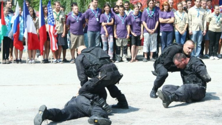 Техники за самоотбрана показа на скаутите подразделение за специални операции на Военноморските сили. Снимка: БТА