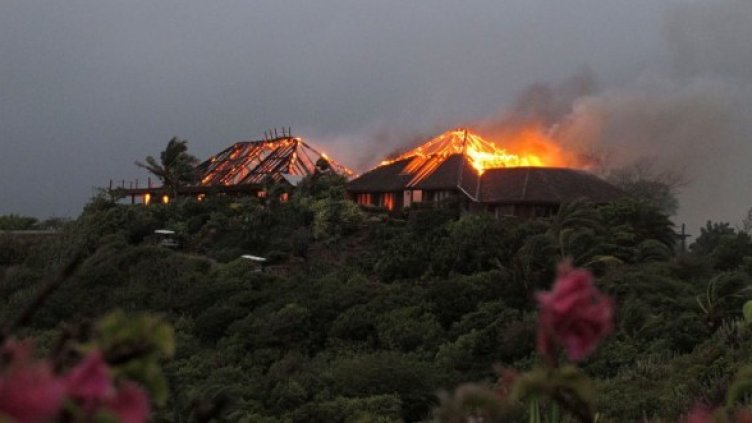 Огнената стихия обхванала вилата. Снимка: Reuters