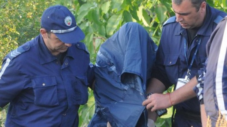 Полиция отвежда задържания младеж. Снимка: Булфото