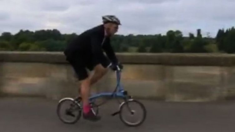 Шорти, вратовръзки и сгъваеми колелета &ndash; и това е състезание