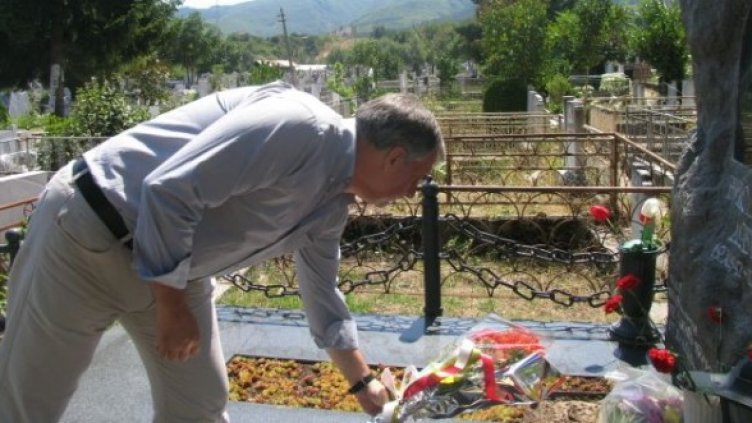 Калфин се поклони на гроба на Николай Добрев в Гоце Делчев. Снимка: БСП