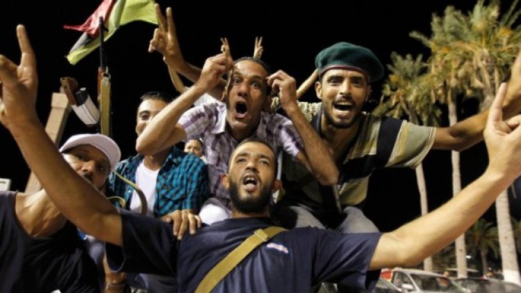 Ликуващи либийски бунтовници. Снимка: Архив Reuters