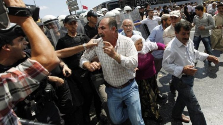 Сблъсъци между турската полиция и прокюрдски демонстранти по време на протест срещу военновъздушни нападения на турската армия Северен Ирак. Снимка: Reuters