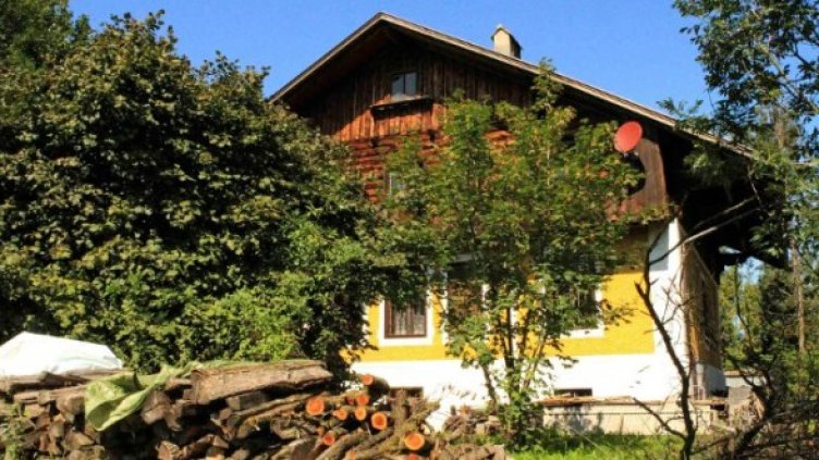 Къщата, в която 40 г. бащата е изнасилвал дъщерите си. Снимка: Reuters