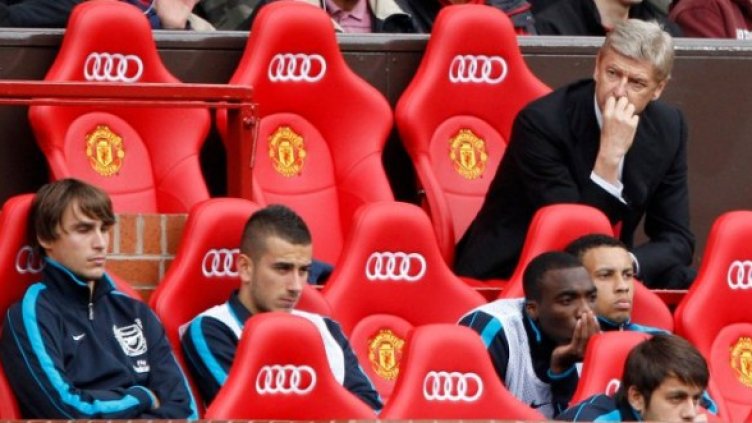 Арсен Венгер по време на мача с Манчестър Юнайтед. Снимка: Reuters