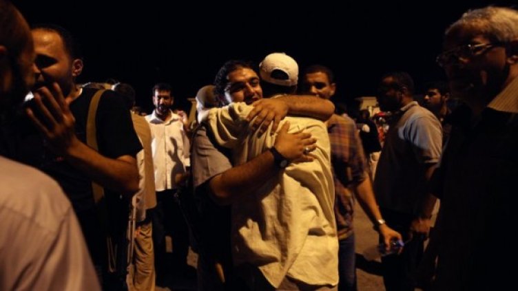 Близки посрещат освободени затворници от "Абу Салим" в Бенгази. 26 август 2011 г. Снимка: Reuters