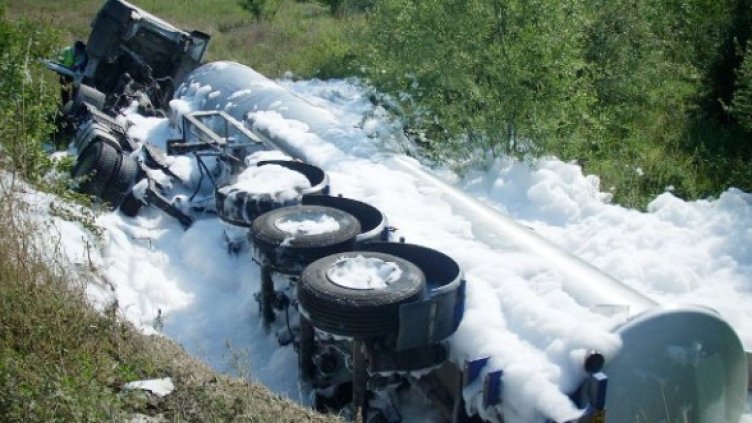 На 11.07. цистерна с химикали се обърна в района на гр. Дебелец. Снимка: Булфото