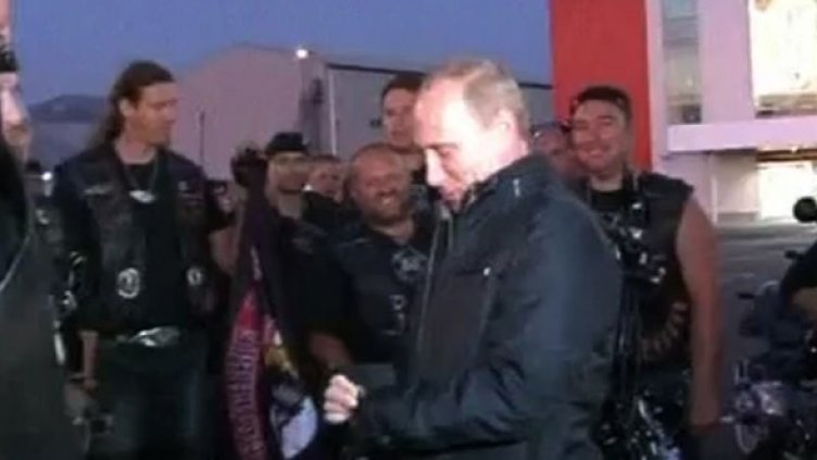 Путин повози тестостероновия си имидж на Harley