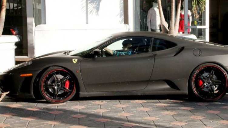 Бийбър с ферарито си. Снимка: justinbiebermusic.com