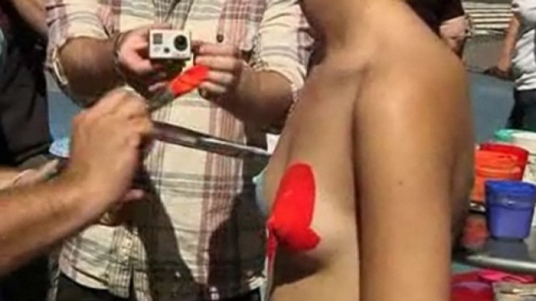 Облечена по боички в ареста