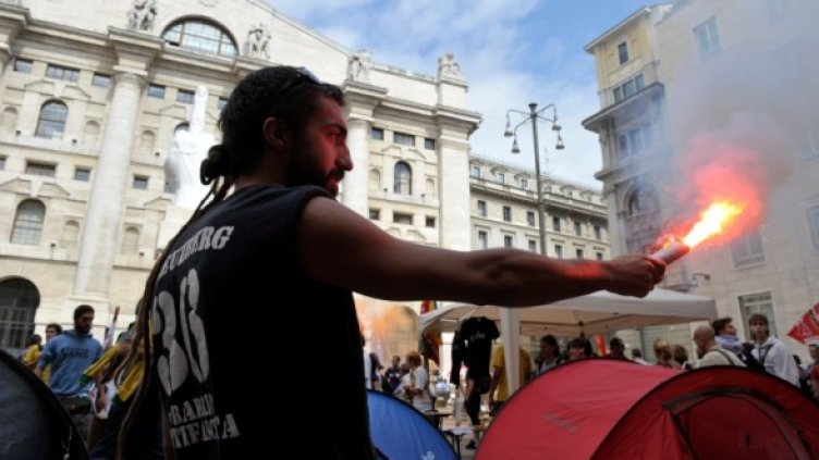 Протест пред фондовата борса в Милано. Снимка: Reuters