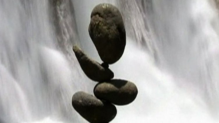 Тези камъни са закрепени само с баланс