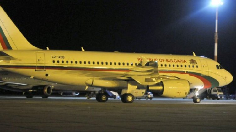 Правителственият самолет на бургаското летище. Снимка: Булфото