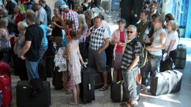 Руските туристи чакат на Летище Бургас. Снимка: Архив, Булфото