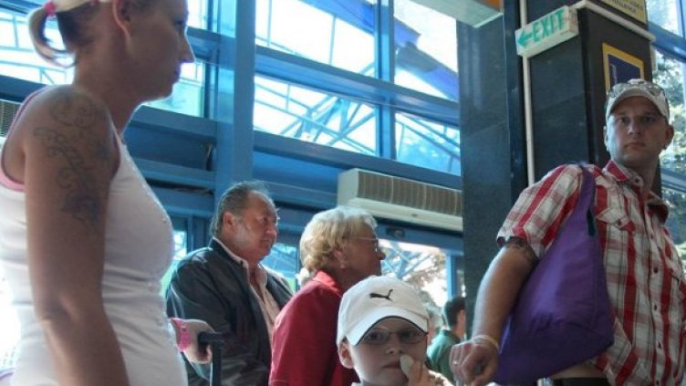 Руски туристи чакат на Летище Бургас. Снимка: Булфото