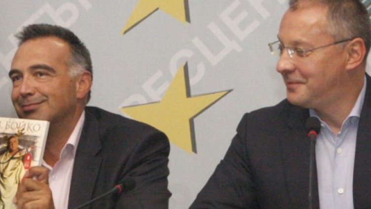 Кутев се радва на подаръка от Станишев. Снимка: БСП