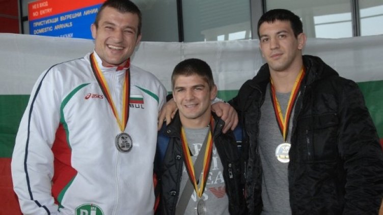 Иво Ангелов (в средата) с Елис Гури (вляво). Снимка: БФБ