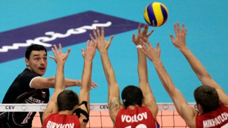 Владо Николов преодолява тройна руска блокада. Снимка: Reuters