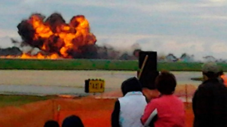 Зрители наблюдават самолетната катастрофа на авиошоуто. Снимка: Reuters