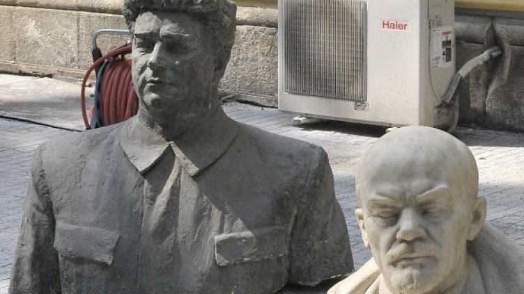 Един до друг &ndash; Вълко Червенков и Ленин. Снимка: Булфото