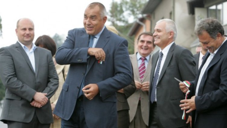 Поредната лентичка в джоба на премиера. Снимка: БТА