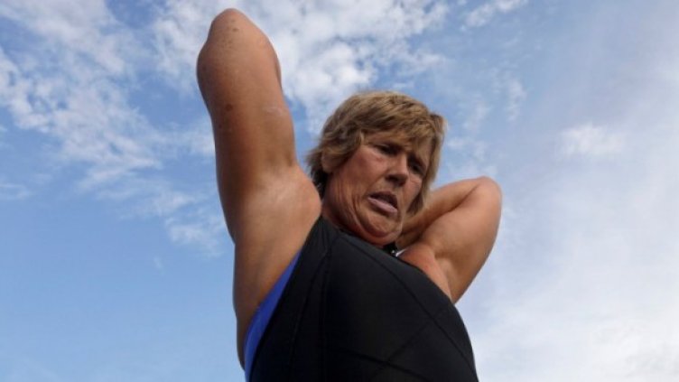 62-годишна американка пак плува сред акулите от Куба до Флорида