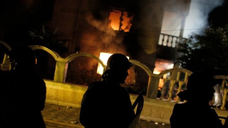 Полицаи за образували кордон пред опожарена къща на Цар Киро Снимка: Reuters