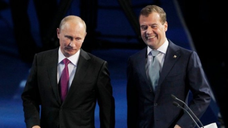 Путин с настоящия президент Дмитрий Медведев Снимка: Reuters