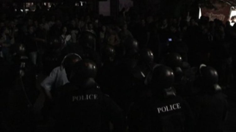 Над 100 арестувани след безредици в големите градове