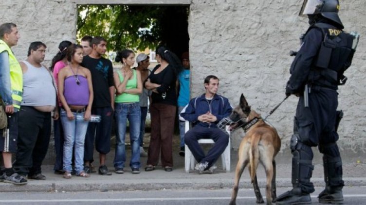 Чешката полиция охранява ромска къща във Варнсдорф, 3 септември. Снимка: Reuters
