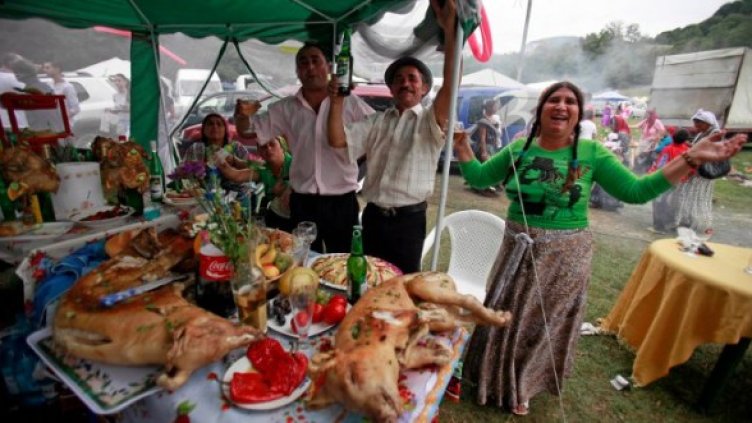 Ромско семейство празнува в Костещ, на 210 км от Букурещ. Снимка: Reuters