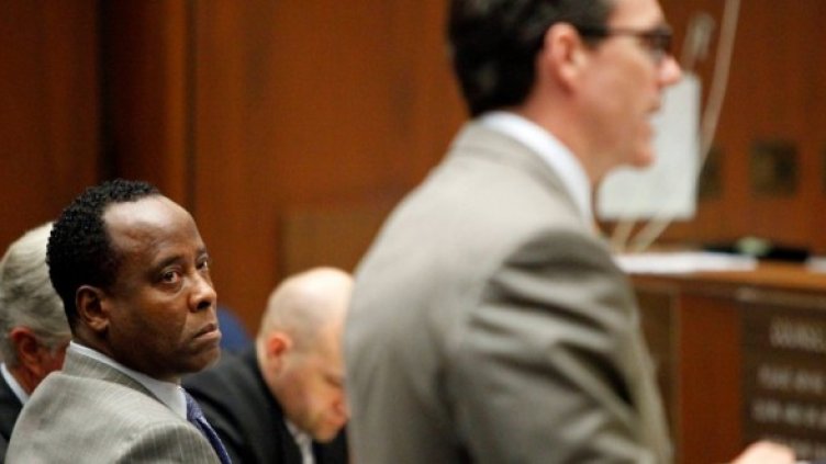 Д-р Мъри (вляво) гледа към адвоката си в съдебната зала. Снимка: Reuters