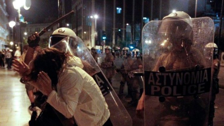 Полицията отблъсква протестиращите. Снимка: Reuters